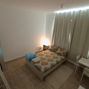 Affordable Transient - Not A - Sharing Kitchen And Washrooms Habitación en casa particular